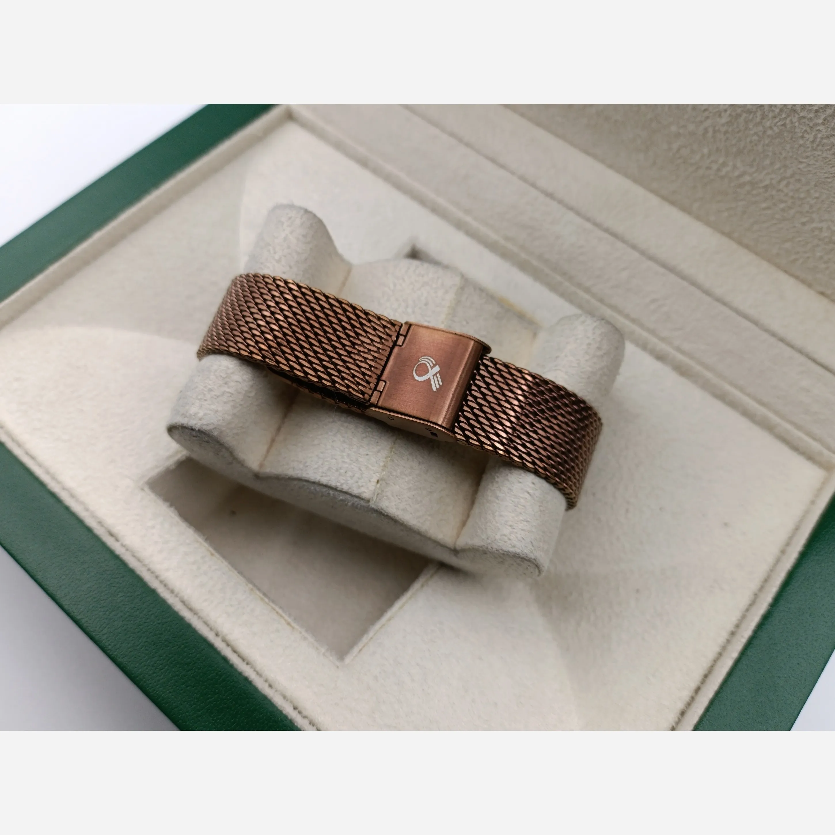 ساعت مچی زنانه بلیزر مدل 3175 صفحه کافی بند حصیری تقویم دار با موتور میوتا 4 موتوره فعال