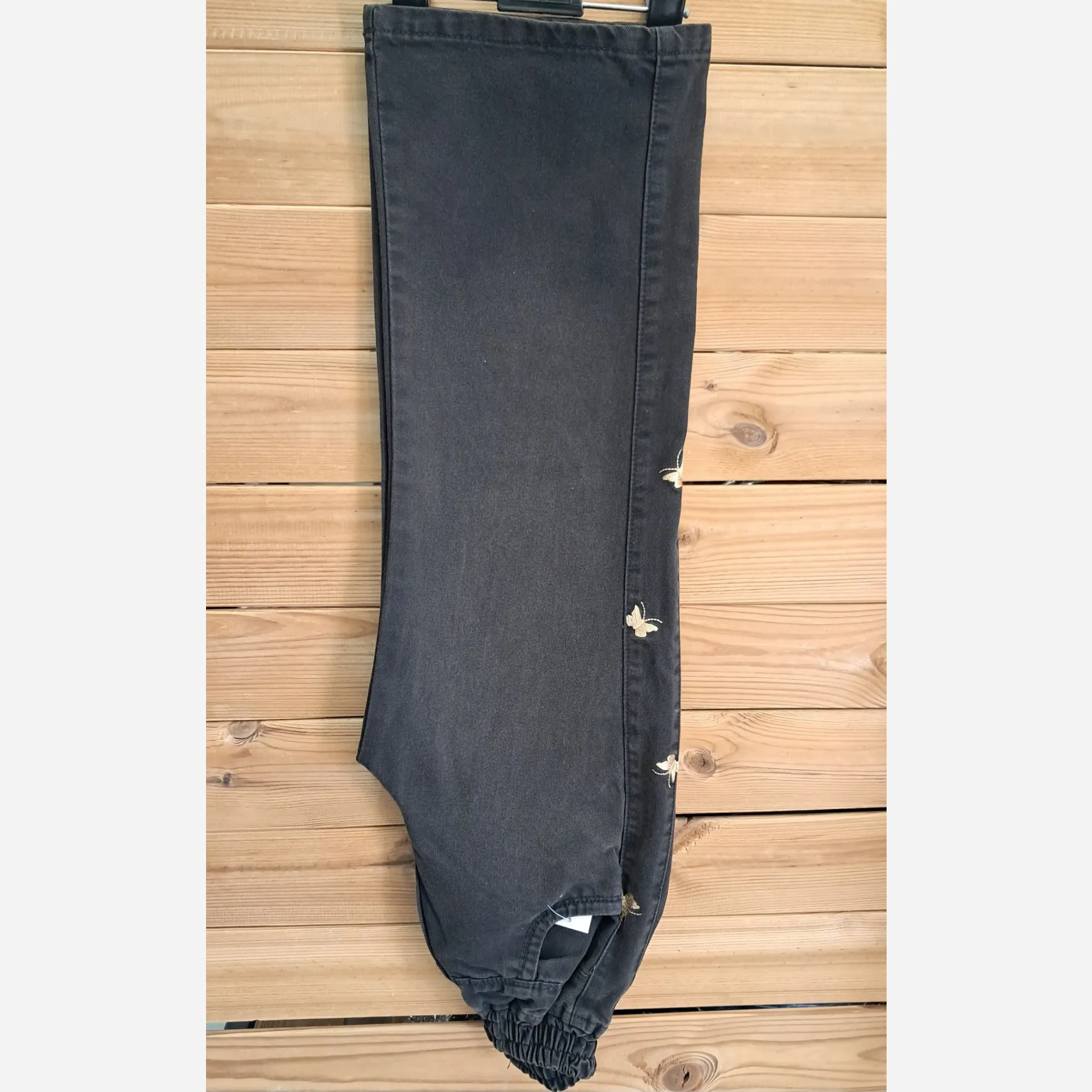 شلوار جین دخترانه زغالی طرح گلدوزی پروانه