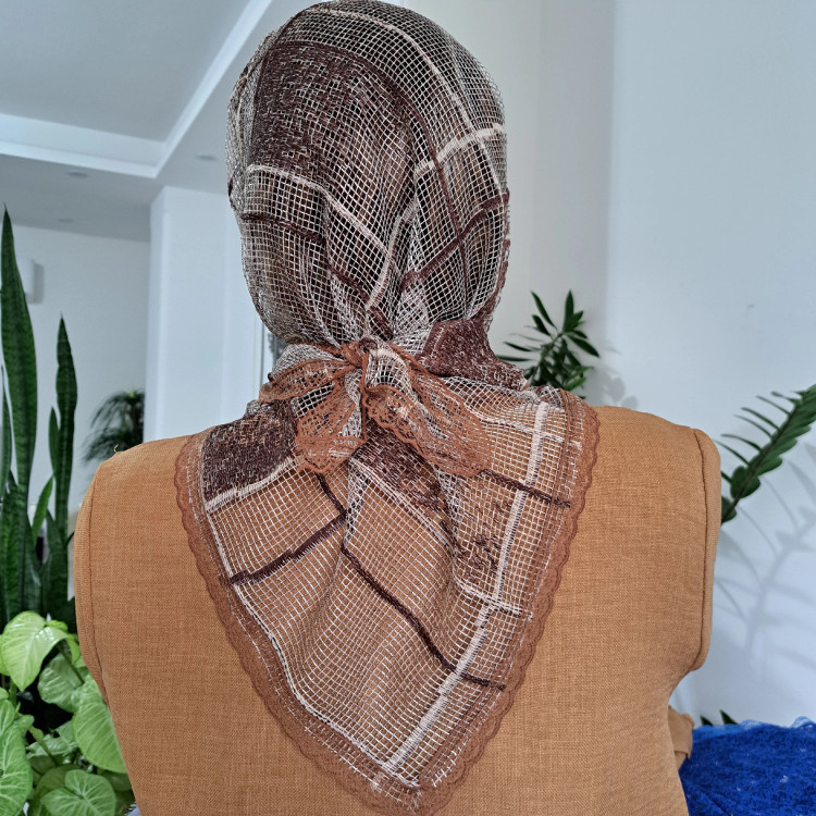مینی اسکارف سه گوش گیپور کرم قهوه ای ابعاد 70 در 70 سانتی متر