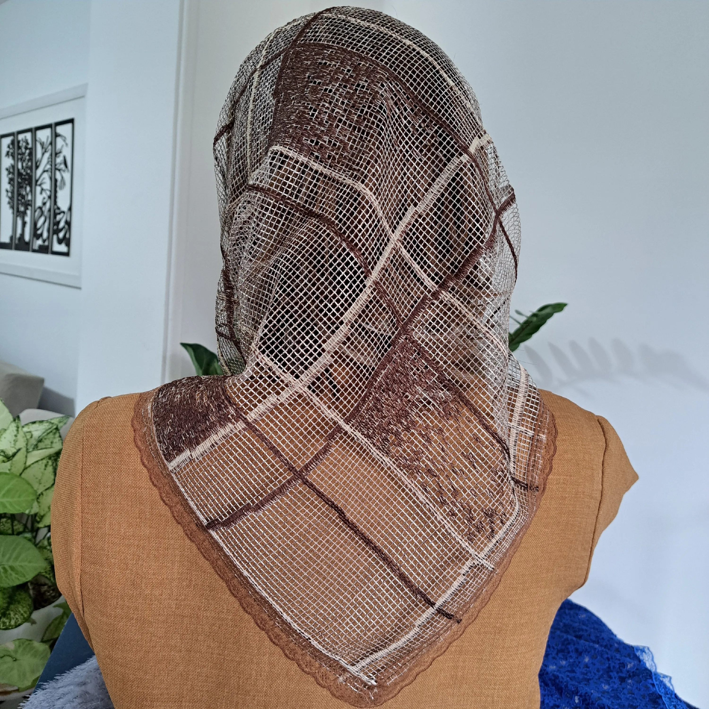 مینی اسکارف سه گوش گیپور کرم قهوه ای ابعاد 70 در 70 سانتی متر