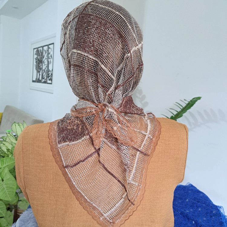 مینی اسکارف سه گوش گیپور کرم قهوه ای ابعاد 70 در 70 سانتی متر